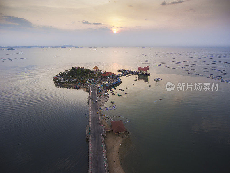 空中景观日落的Koh Loy与城市景观的海边，西拉查，春武里，泰国。